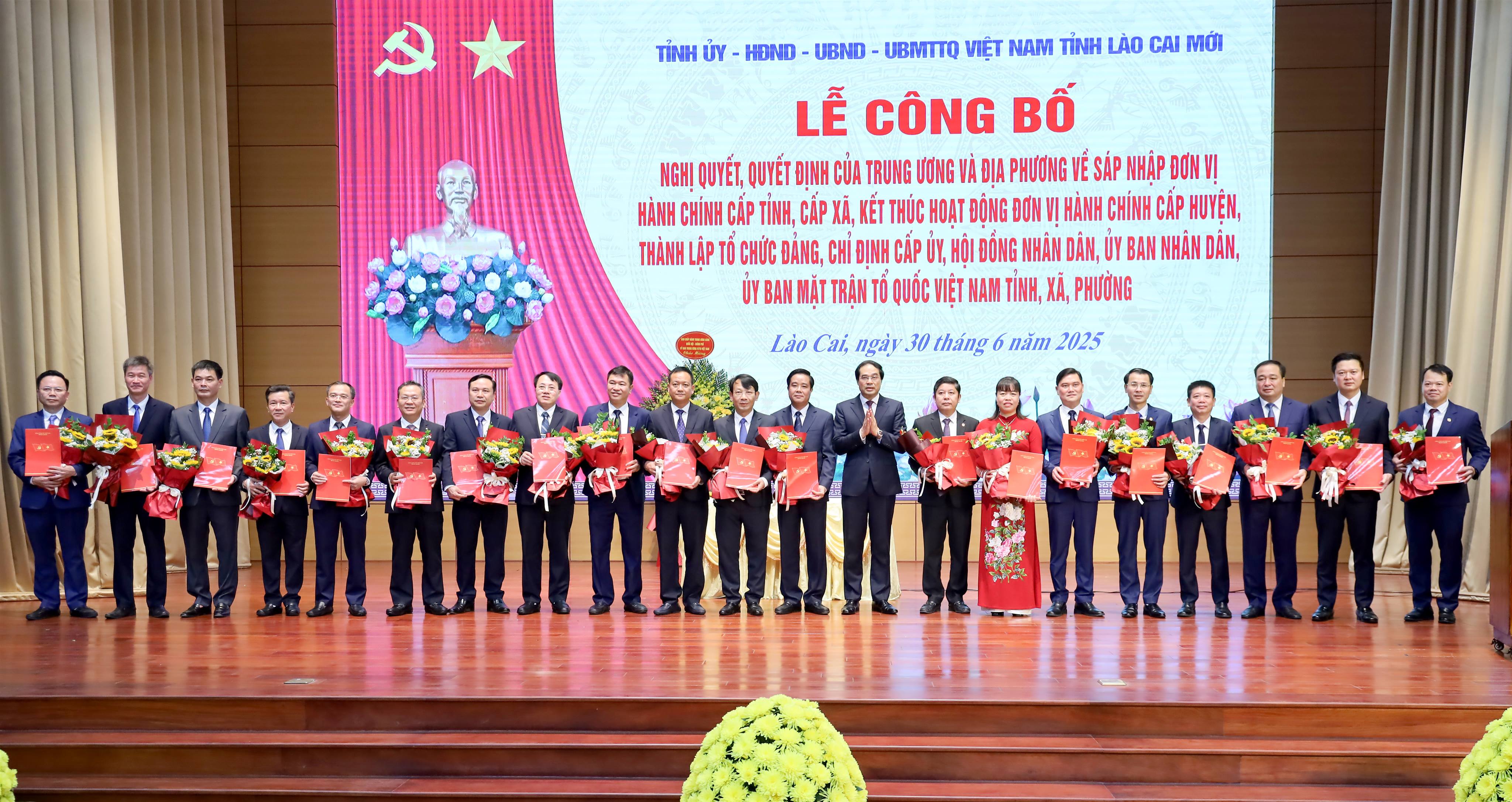 Đồng chí Trịnh Xuân Trường - Bí thư Tỉnh ủy, Chủ tịch HĐND tỉnh trao Quyết định và tặng hoa chúc mừng Bí thư các xã, phường